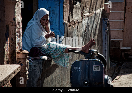 Femme âgée assise dans une ruelle. Jodhpur, Rajasthan, India Banque D'Images