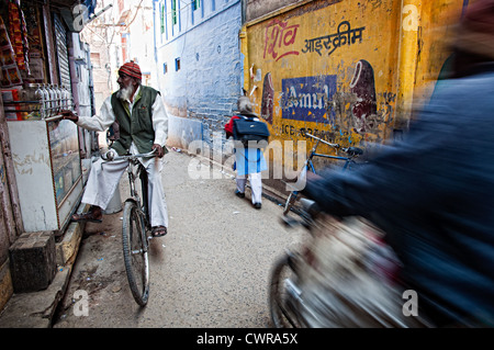 La vie quotidienne dans une ruelle de la vieille ville. Jodhpur, Rajasthan, India Banque D'Images