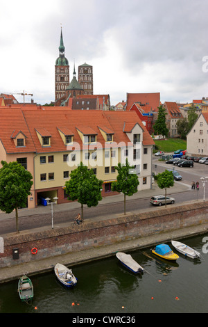 Vue aérienne sur un canal dans le centre-ville de Stralsund, Allemagne, l'église principale et la Tour de l'horloge en arrière-plan Banque D'Images