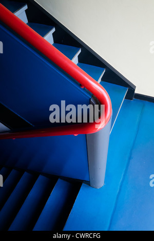 Détail de l'escalier dans les maisons des maîtres du Bauhaus par Walter Gropius à Dessau Allemagne sur Ebertallee Banque D'Images