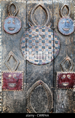 Porte en bois sculpté de l'Afrique Banque D'Images