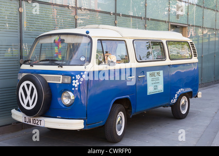 Bleu classique location de camping-car Volkswagen disponibles à la location, garé dans le centre de Manchester. Banque D'Images