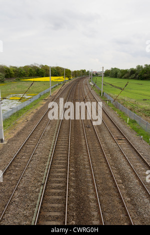 L'article de quatre pistes électrifiées de fer de ligne principale sur la ligne principale de la côte ouest de l'Angleterre juste au nord de Warrington. Banque D'Images