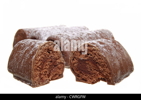 Les journaux au chocolat saupoudrés de sucre glace sur un fond blanc Banque D'Images