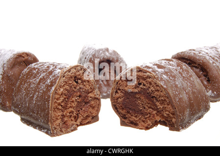 Les journaux au chocolat saupoudrés de sucre glace sur un fond blanc Banque D'Images