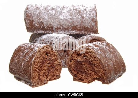 Les journaux au chocolat saupoudrés de sucre glace sur un fond blanc Banque D'Images
