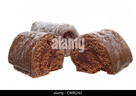Les journaux au chocolat saupoudrés de sucre glace sur un fond blanc Banque D'Images