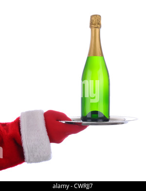 Santa Claus bras tendu tenant une bouteille de champagne sur un plateau de service format vertical sur un fond blanc. Banque D'Images