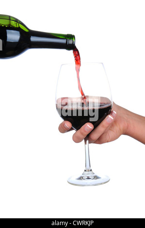 Libre de vin rouge est versé à partir d'une bouteille dans un verre qui s'est tenue à une main de femme. Format vertical sur un fond blanc. Banque D'Images