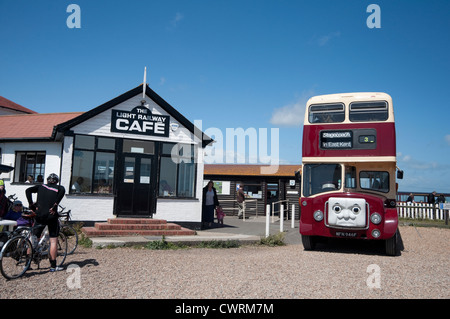 - Dormeur Light Railway Cafe et Double Decker Bus, avec un cycliste. Kent, UK. Banque D'Images