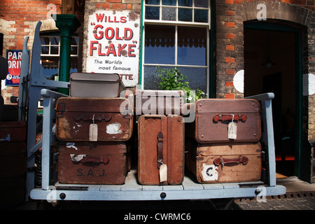 Valises sur la plate-forme à Sheringham, Norfolk, Angleterre, Royaume-Uni Banque D'Images