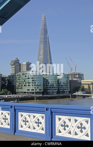 Le Shard vue de Tower Bridge London England Banque D'Images