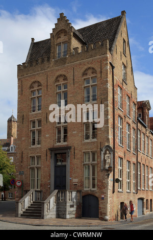 Middeleeuwse huis De Rode Steen - maison médiévale en brique rouge - premier à être restauré avec financement de la ville en 1877, Bruges, Belgique