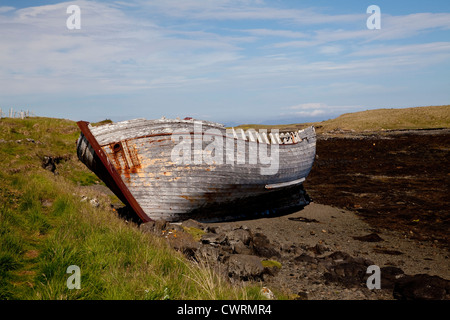 Épave de bateau avec coque en bois intacte seulement naufrage Banque D'Images