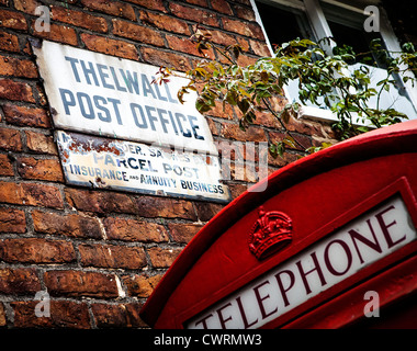 Affiche à l'extérieur de l'ancien bureau de poste Thelwall avec une cabine téléphonique à proximité Banque D'Images
