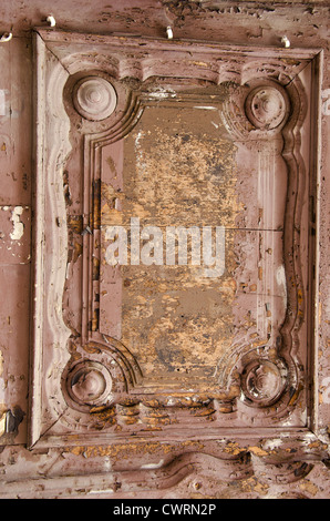 Vieille porte en bois, fragment. Des ornements architecturaux et décortiquées de la peinture. Banque D'Images