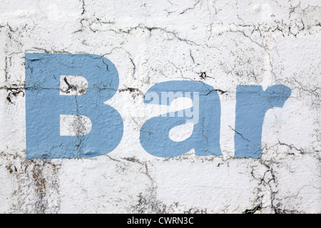 'Bar' lettrage, style pochoir peinture bleu ciel sur un mur blanc, l'effritement et distressed look, Cornwall, UK Banque D'Images