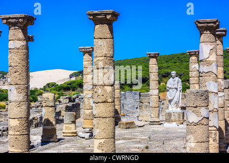 Statue de Trajan et la basilique à des ruines romaines de Baelo Claudia dans la plage de Bolonia , Tarifa , Cadix , Andalusien , Espagne Banque D'Images