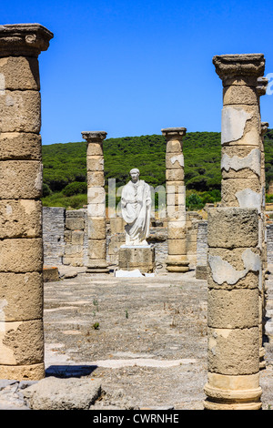 Statue de Trajan et la basilique à des ruines romaines de Baelo Claudia dans la plage de Bolonia , Tarifa , Cadix , Andalusien , Espagne Banque D'Images