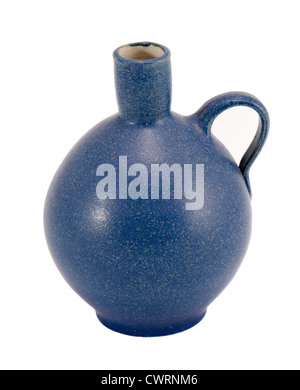 Vase pot en céramique bleu avec poignée isolé sur fond blanc. Banque D'Images