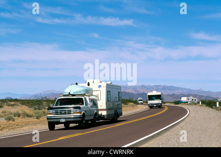 Désert de Mojave, Californie, USA - Véhicules récréatifs / RVs voyageant sur l'autoroute Banque D'Images