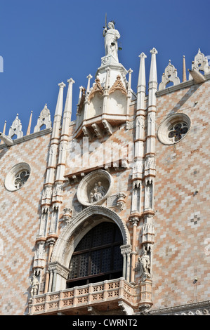 Statue de la justice, du palais des Doges, Venise, Italie. Banque D'Images