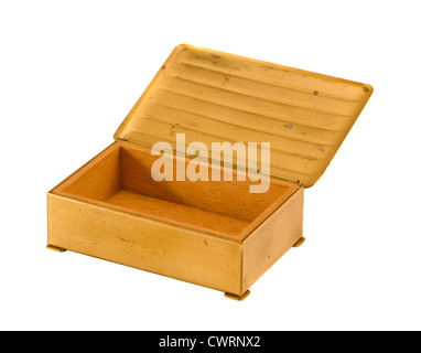 Métallique Couleur or bijoux anciens en bois boîte avec couvercle ouvert isolé sur fond blanc Banque D'Images