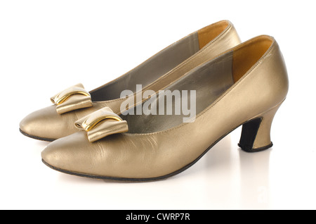 Des chaussures à talons d'or isolé sur fond blanc. Banque D'Images
