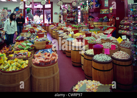 Barils d'eau salée Taffy et diverses friandises pour la vente au magasin de bonbons, California, USA Banque D'Images