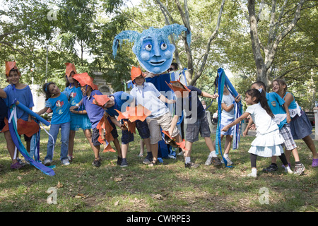 Les enfants jouer avec des marionnettes et éduquer les autres au sujet de la catastrophe écologique au Newtown Creek à Greenpoint Brooklyn Banque D'Images