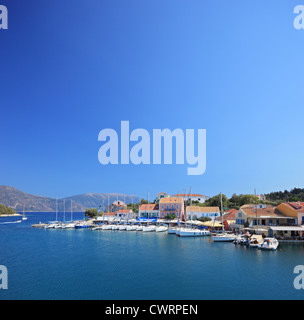 Marina au village de pêche traditionnel Fiskardo sur l'île de Kefalonia, Grèce Banque D'Images