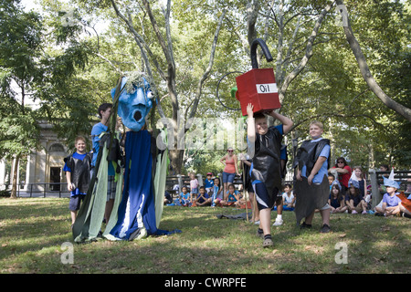 Les enfants jouer avec des marionnettes et éduquer les autres au sujet de la catastrophe écologique au Newtown Creek à Greenpoint Brooklyn Banque D'Images