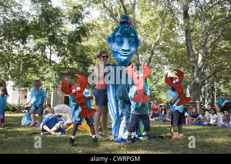 Les enfants jouer avec des marionnettes et éduquer les autres au sujet de la catastrophe écologique au Newtown Creek à Greenpoint Brooklyn Banque D'Images