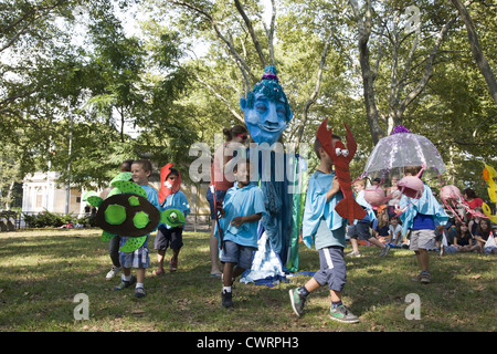 Les enfants jouer avec des marionnettes et éduquer les autres au sujet de la catastrophe écologique au Newtown Creek à Greenpoint Brooklyn Banque D'Images