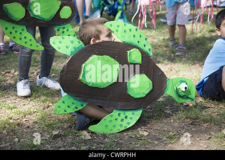 Les enfants jouer avec des marionnettes et éduquer les autres au sujet de la catastrophe écologique au Newtown Creek à Greenpoint Brooklyn Banque D'Images