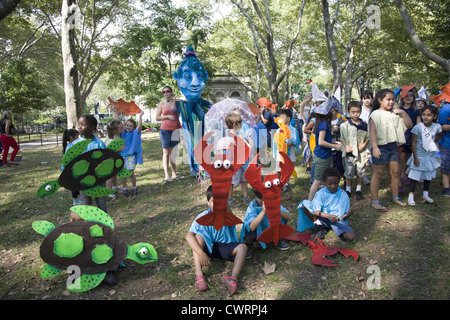 Les enfants jouer avec des marionnettes et éduquer les autres au sujet de la catastrophe écologique au Newtown Creek à Greenpoint Brooklyn Banque D'Images