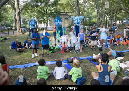 Les enfants jouer avec des marionnettes et éduquer les autres au sujet de la catastrophe écologique au Newtown Creek à Greenpoint Brooklyn Banque D'Images