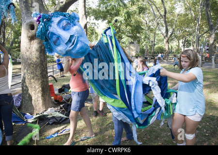 Les enfants jouer avec des marionnettes et éduquer les autres au sujet de la catastrophe écologique au Newtown Creek à Greenpoint Brooklyn Banque D'Images