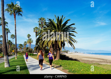 Santa Barbara, Californie, États-Unis - Les Femmes de la marche sur un trottoir dans Shoreline Park, le long du littoral de route et le bord de plage Banque D'Images