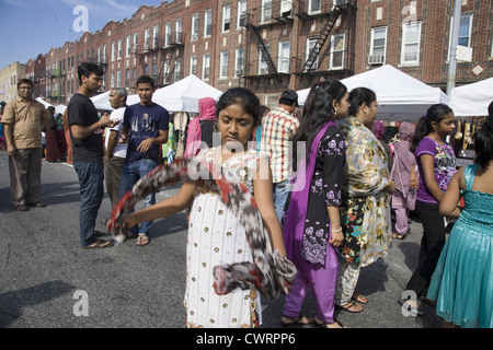 Américain bangladais enfant joue avec un foulard sur la rue dans 'Little Bangladesh au Kensington article de Brooklyn, New York. Banque D'Images