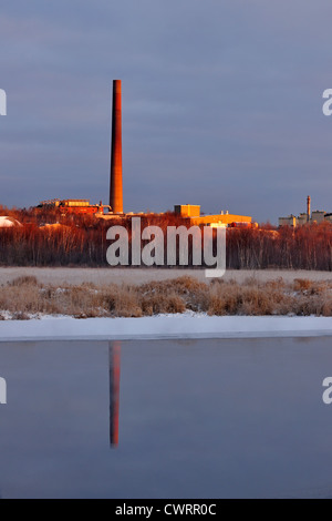 Vale Superstack reflétée dans le ruisseau Junction, Grand Sudbury, Ontario, Canada Banque D'Images