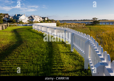 Clôture de piquets blancs sur l'île de Bald Head, en Caroline du Nord, au petit matin. Banque D'Images