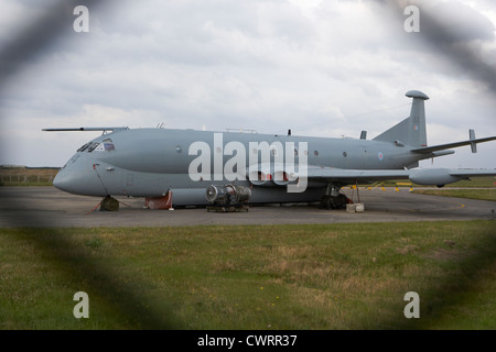 Nimrod RAF mis hors service des avions à travers la clôture à l'ancienne base aérienne de la RAF Kinloss scotland uk Banque D'Images