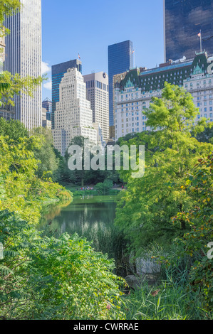 Central Park à New York : l'étang et Central Park South y compris l'hôtel Plaza sur la 59e Rue Banque D'Images