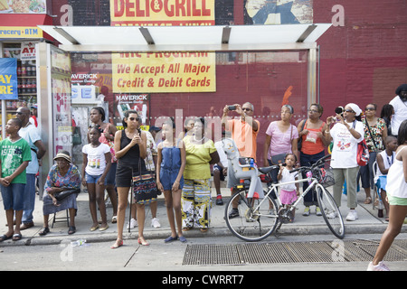 Les participants et spectateurs du quartier à l'ouest de l'Kiddies Parade à Crown Heights, Brooklyn, NY Banque D'Images