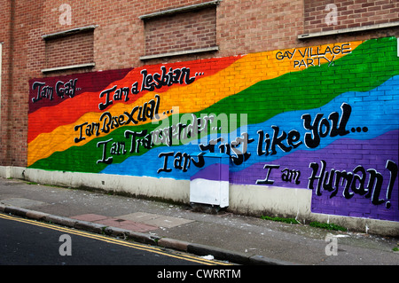 Peinture murale de soutien gay peinte sur un bâtiment spécialement pour gay Pride 2012 à Brighton East Sussex England UK Banque D'Images