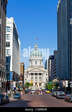 Vue vers le bas à l'Ouest Market Street en direction de l'Indiana Statehouse (State Capitol), Indianapolis, Indiana, USA Banque D'Images