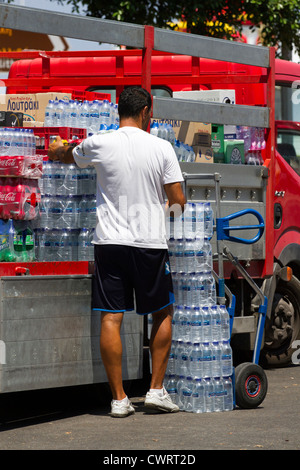 Les boissons gazeuses et eau distribuée et chargé prêt pour la revente à des commerçants locaux, sur l'île de Rhodes, l'Egée, Banque D'Images