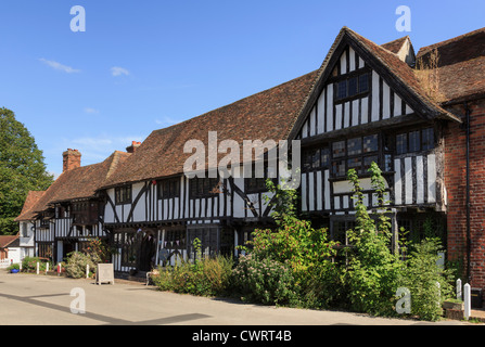 Rangée de maisons à pans de période Tudor maisons dans la ville médiévale pittoresque place du village du Kent, Chilham, Kent, Angleterre, Royaume-Uni, Angleterre Banque D'Images