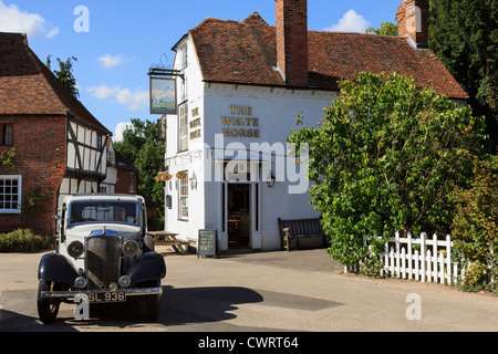 Daimler Vintage voiture par le White Horse pub en place du village historique à Chilham, Kent, Angleterre, Royaume-Uni, Angleterre Banque D'Images